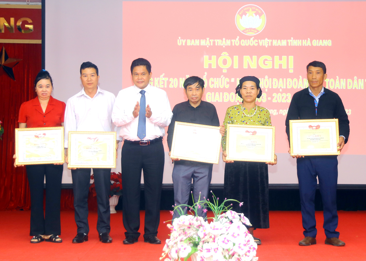Chủ tịch Ủy ban MTTQ tỉnh Vàng Seo Cón tặng Bằng khen cho các tập thể có thành tích xuất sắc trong công tác tổ chức Ngày hội Đại đoàn kết toàn dân tộc.