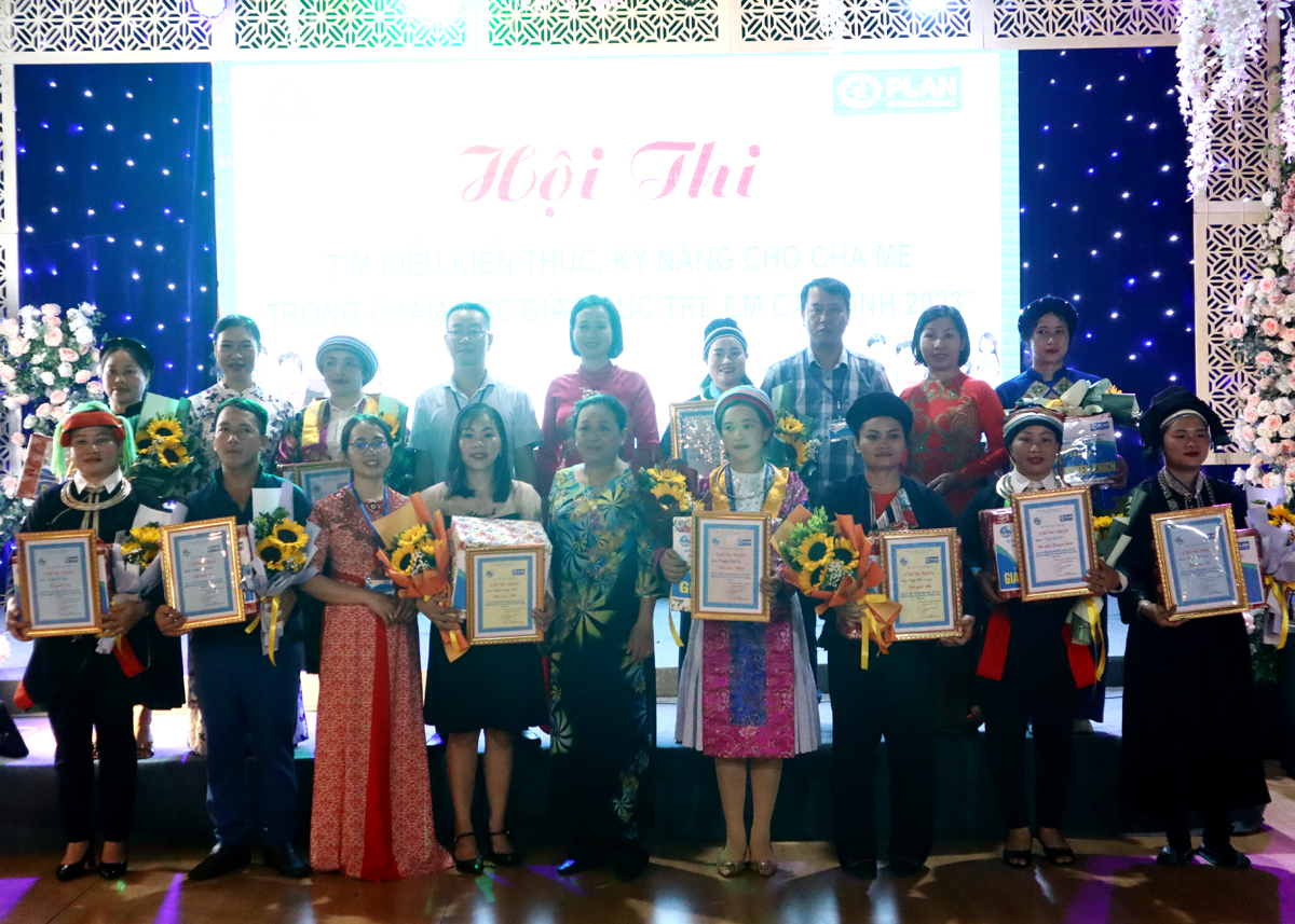 Lãnh đạo Hội LHPN tỉnh trao giải các các đội thi.