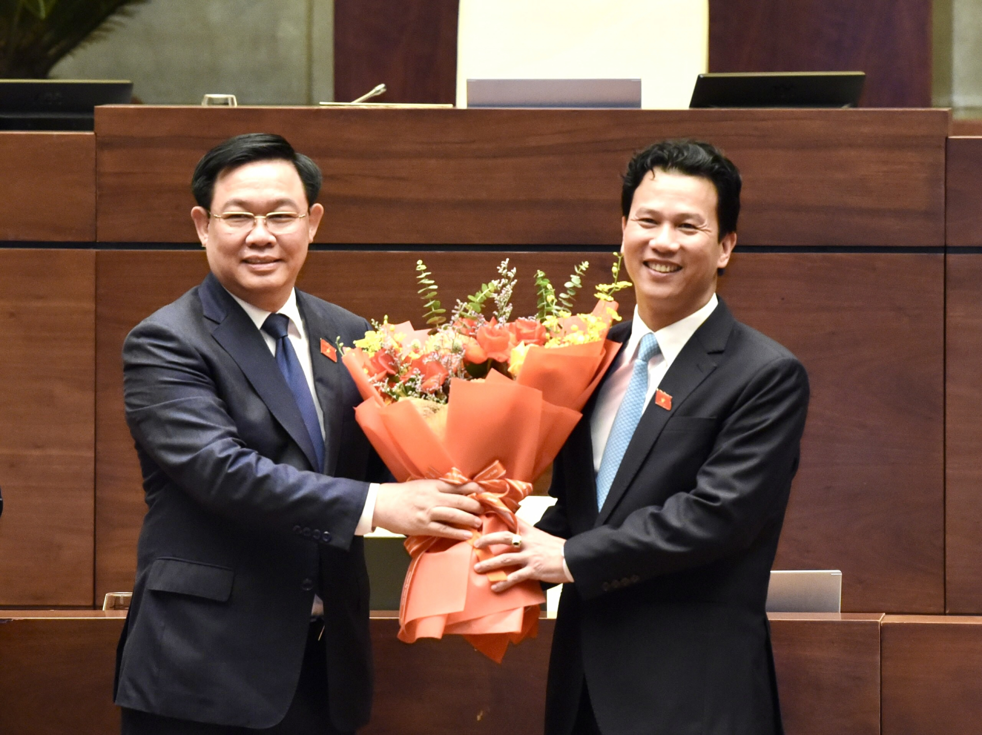 Chủ tịch Quốc hội Vương Đình Huệ tặng hoa chúc mừng đồng chí Đặng Quốc Khánh