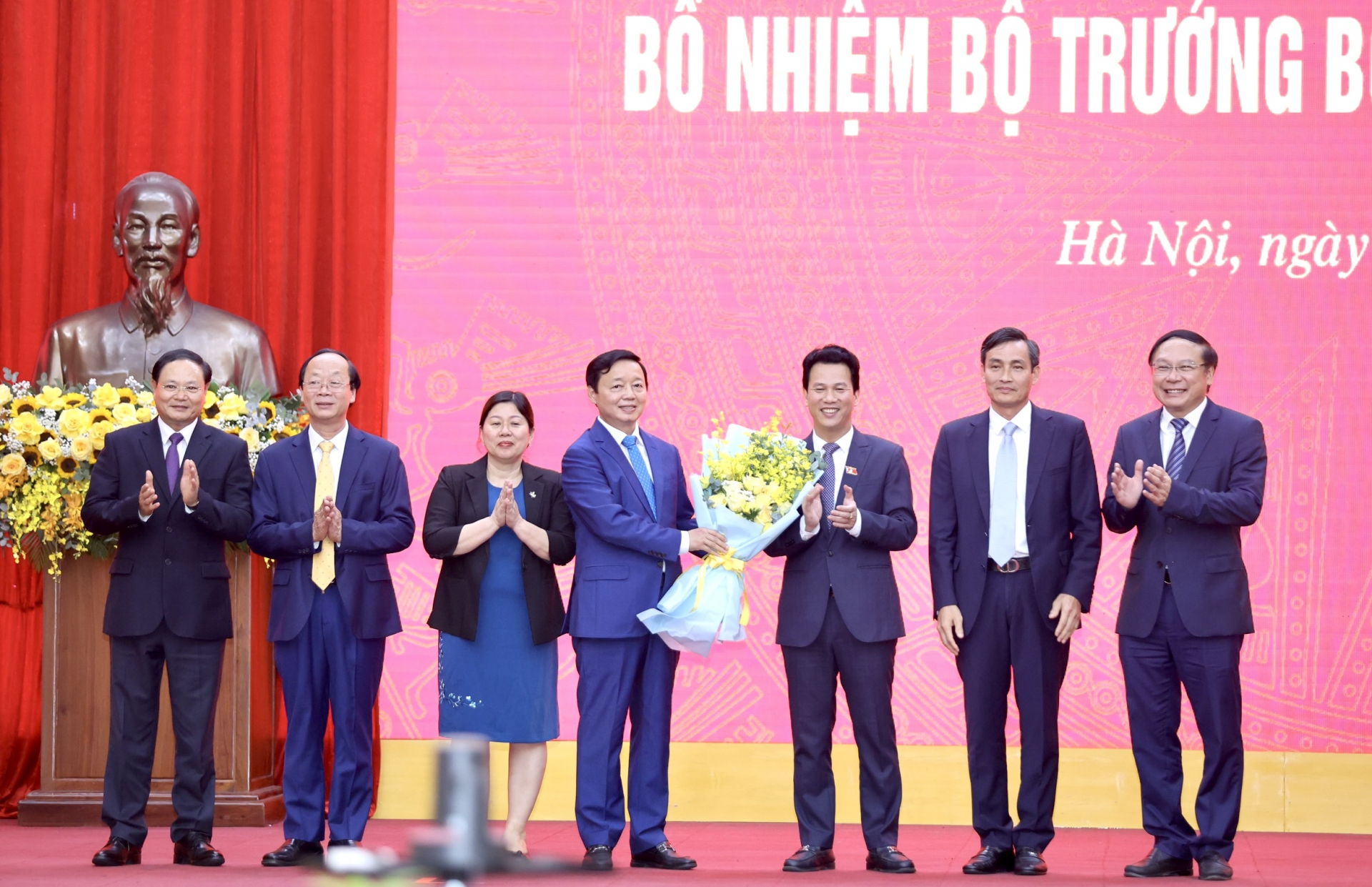 Phó Thủ tướng Trần Hồng Hà và lãnh đạo Bộ Tài nguyên và Môi trường tặng hoa chúc mừng đồng chí Đặng Quốc Khánh