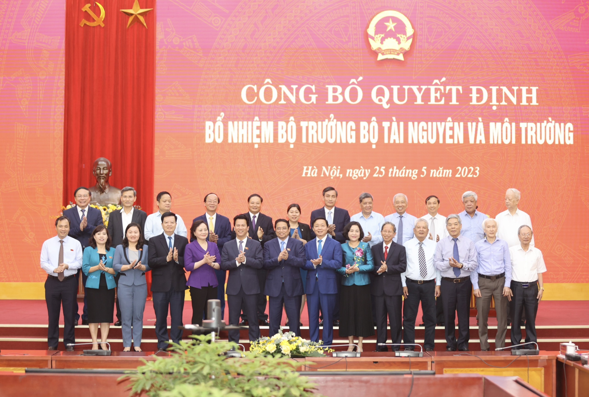 Thủ tướng Phạm Minh Chính, Phó Thủ tướng Trần Hồng Hà cùng các đại biểu dự buổi công bố chụp ảnh lưu niệm chúc mừng đồng chí Đặng Quốc Khánh