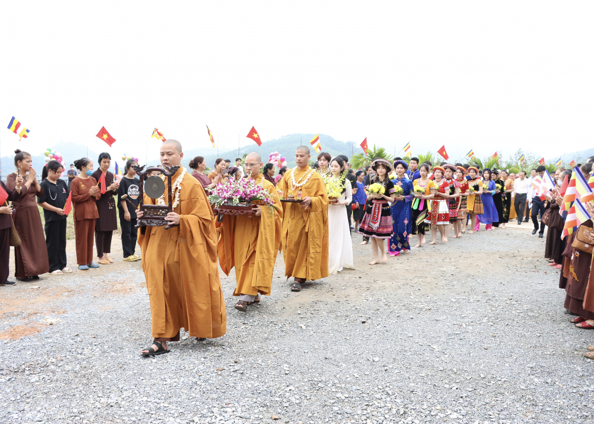 Dâng hoa kính mừng Đại lễ Phật đản Phật lịch 2567.