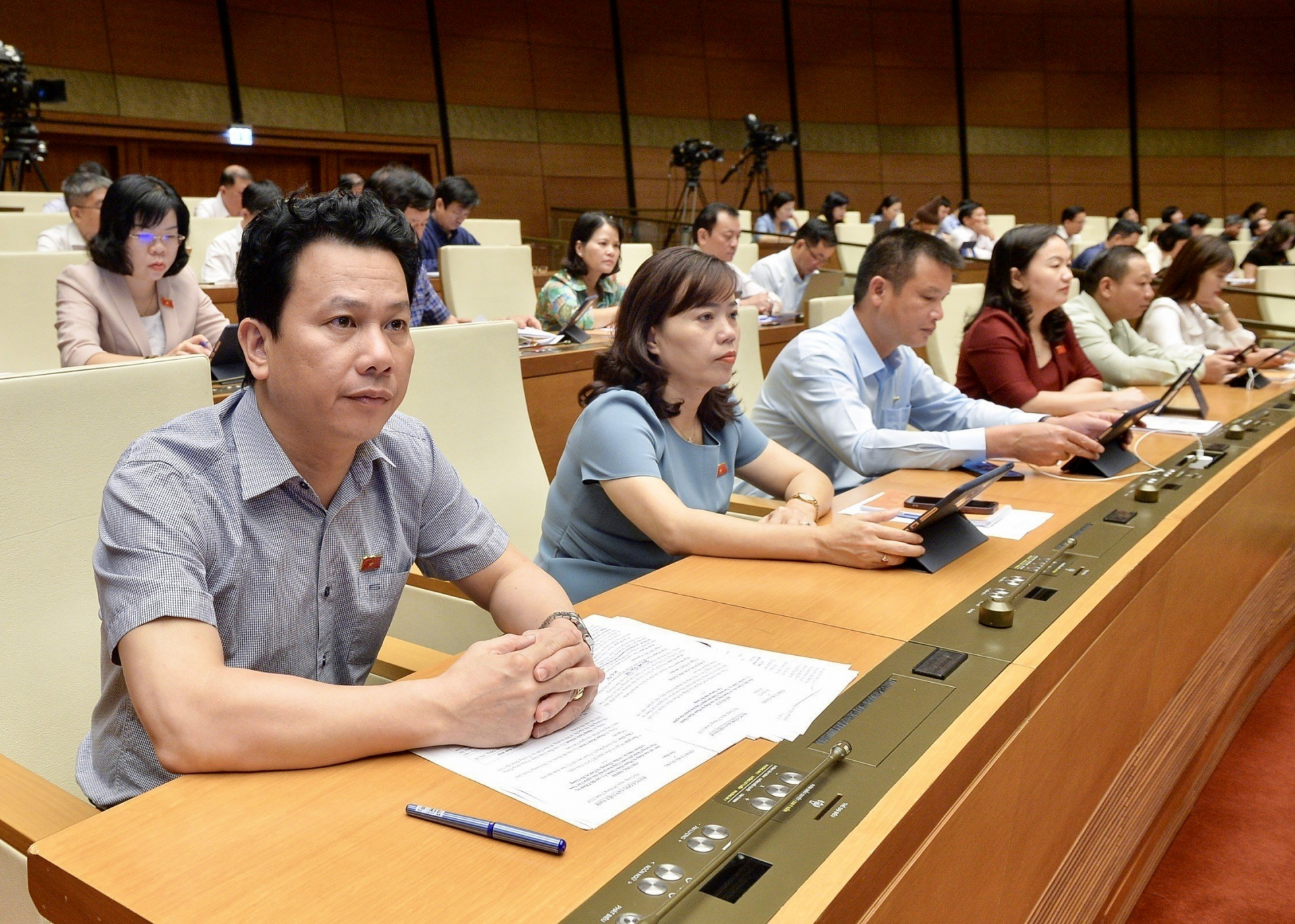 Đồng chí Đặng Quốc Khánh, Bộ trưởng Bộ Tài nguyên và Môi trường, Bí thư Tỉnh ủy cùng Đoàn ĐBQH tỉnh ta dự phiên thảo luận