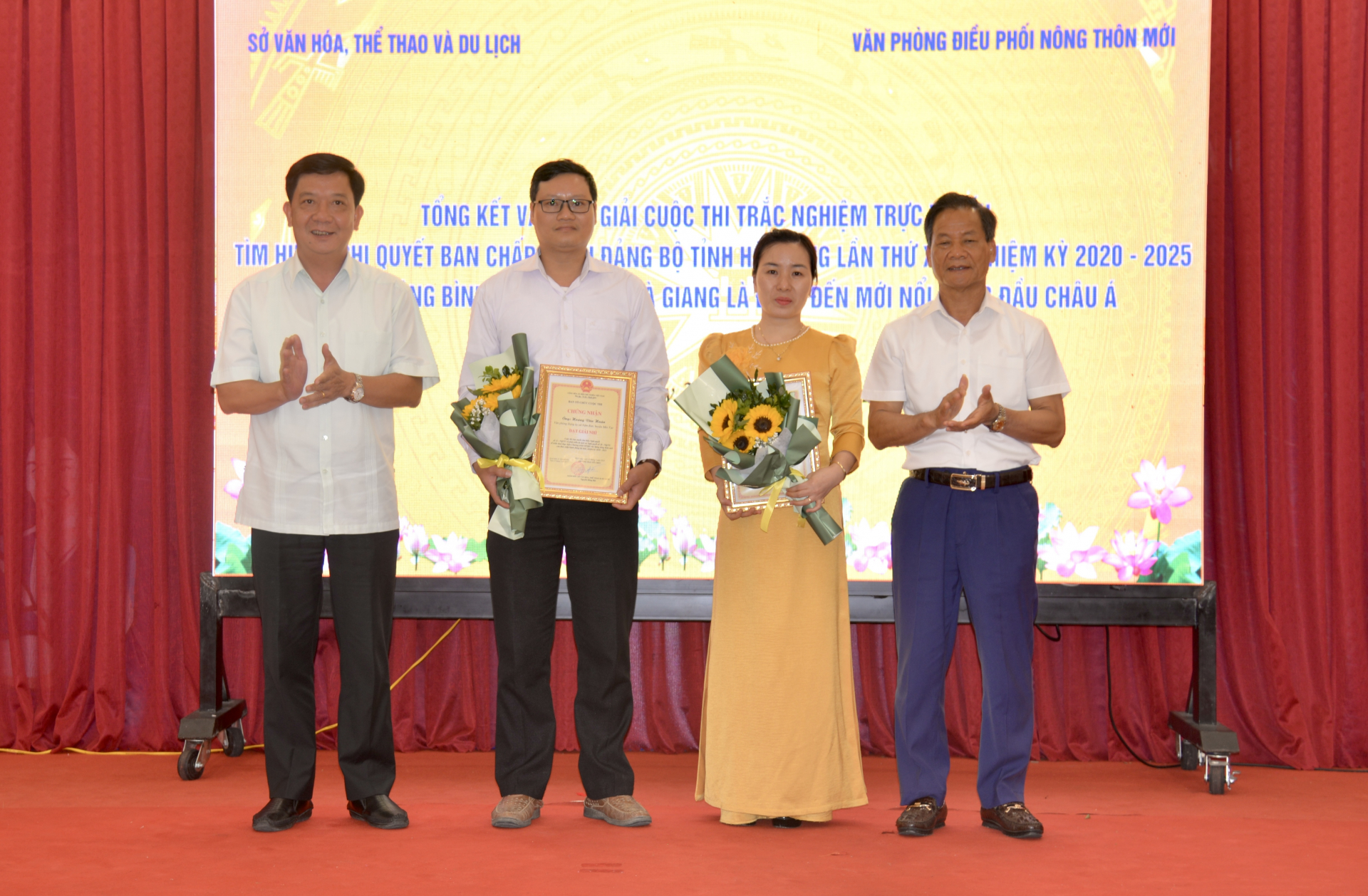 Lãnh đạo Ban Tuyên giáo Tỉnh ủy, Sở Văn hóa, Thể thao và Du lịch trao giải cho các cá nhân đạt giải Nhì tham gia hội thi.