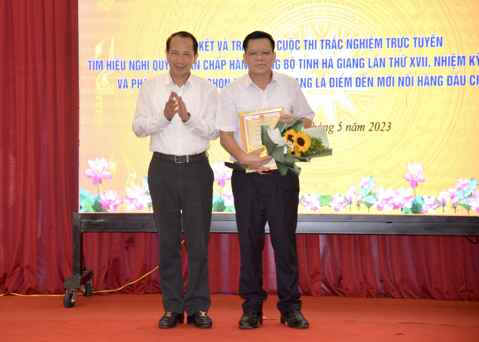 Phó Chủ tịch UBND tỉnh Trần Đức Đoán trao giải Nhất hội thi cho Huyện ủy Vitruyan.