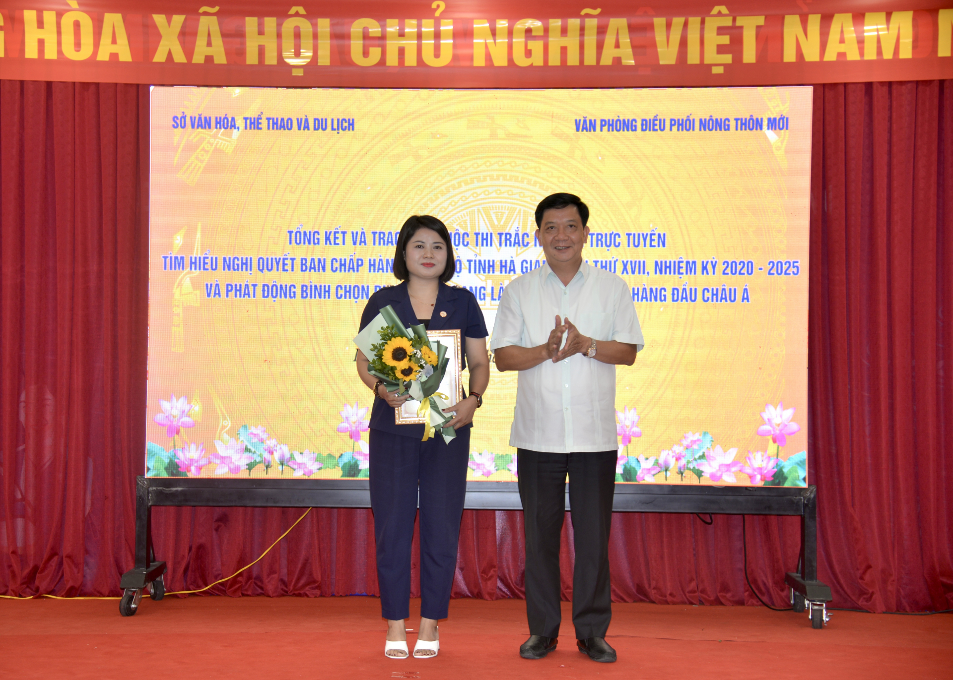 Lãnh đạo Ban Tuyên giáo Tỉnh ủy trao giải Nhì cho tập thể Huyện ủy Bắc Quảng.