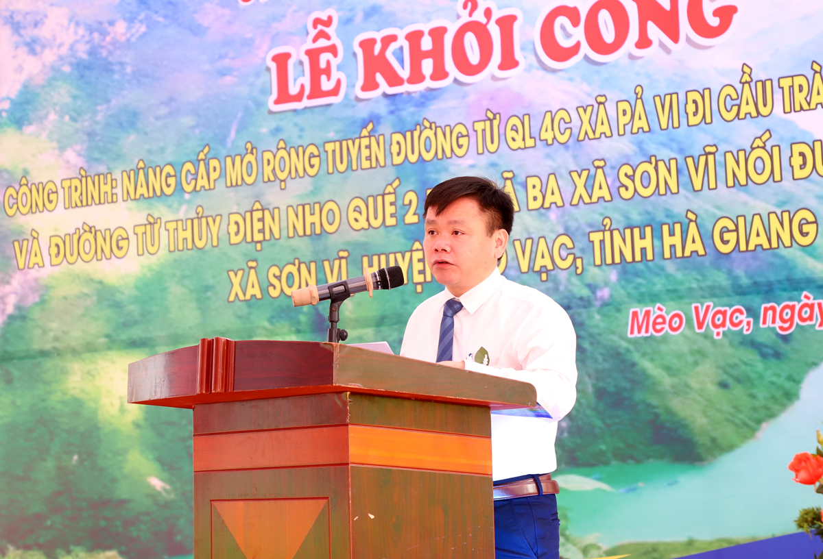 Chủ tịch UBND huyện Mèo Vạc Nguyễn Huy Sắc báo cáo quy mô công trình.
