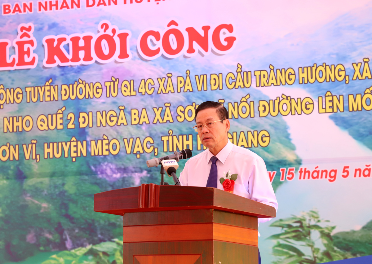 Chủ tịch UBND tỉnh Nguyễn Văn Sơn phát biểu tại buổi lễ khởi công.
