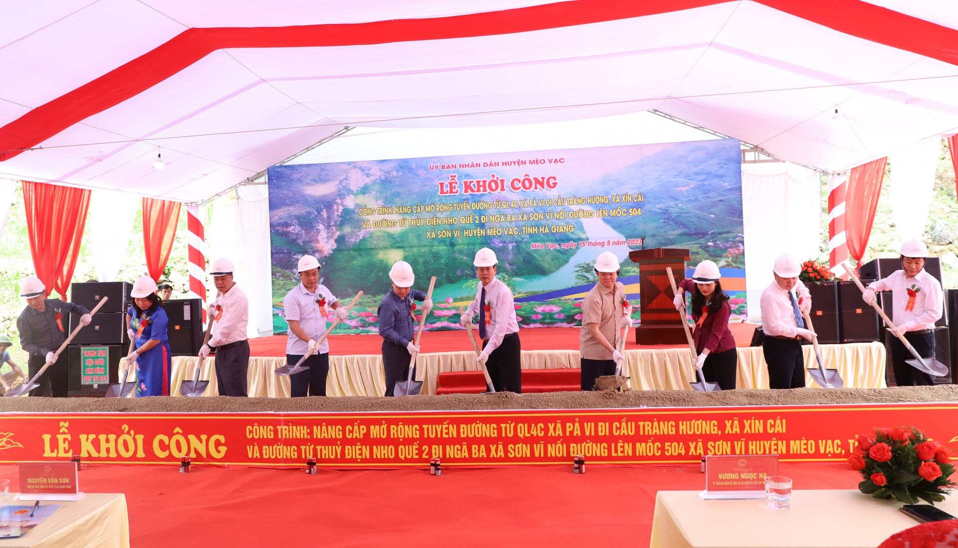Chủ tịch UBND tỉnh Nguyễn Văn Sơn và các đại biểu thực hiện nghi thức khởi công dự án.