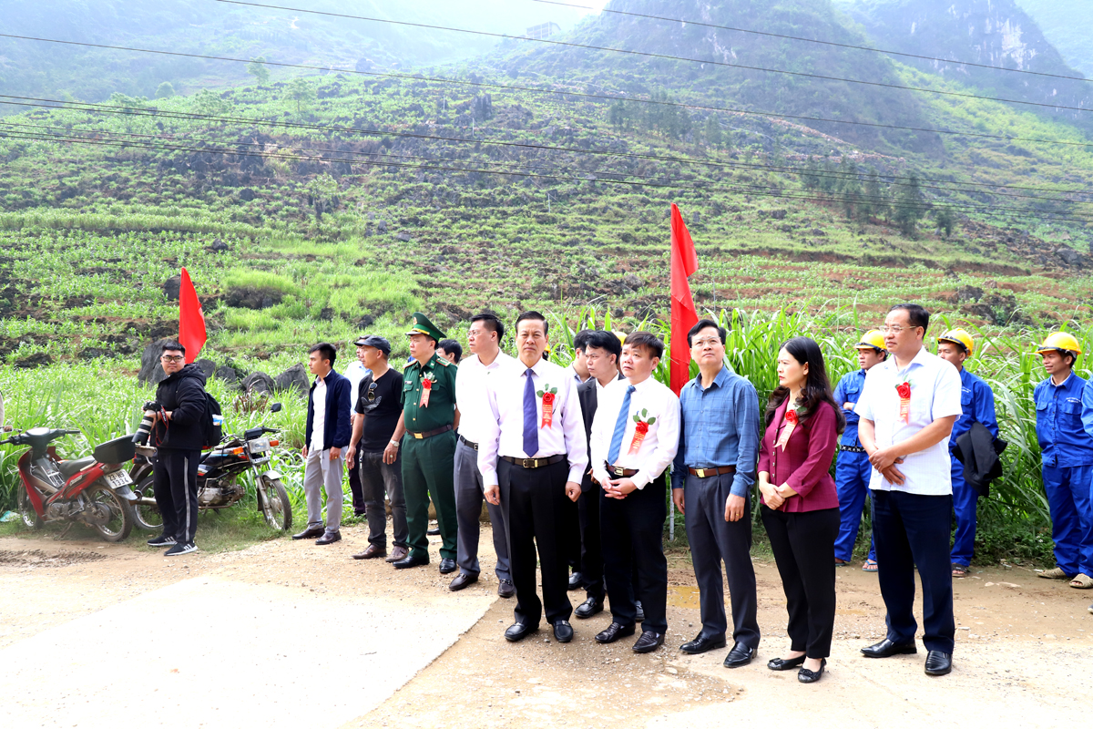 Chủ tịch UBND tỉnh Nguyễn Văn Sơn và các đại biểu kiểm tra khu vực khởi công dự án.
