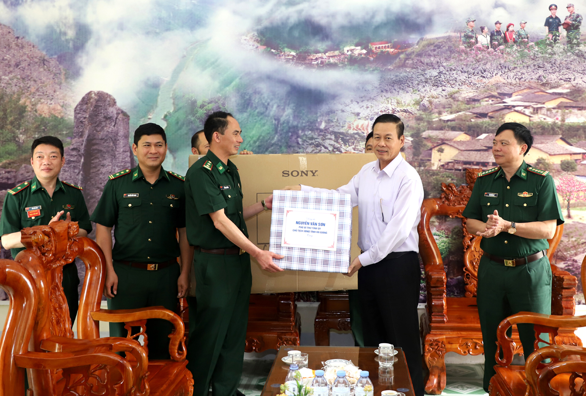 Chủ tịch UBND tỉnh Nguyễn Văn Sơn tặn quà Đồn Biên phòng Sơn Vĩ.