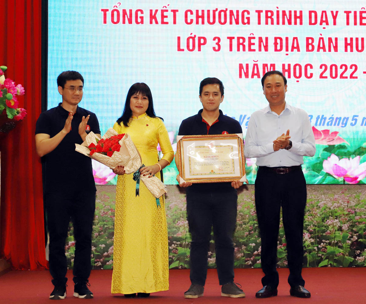 Thừa ủy quyền của Chủ tịch UBND tỉnh, lãnh đạo Sở Nội vụ trao Bằng khen cho tập thể Trường Marie Curie.