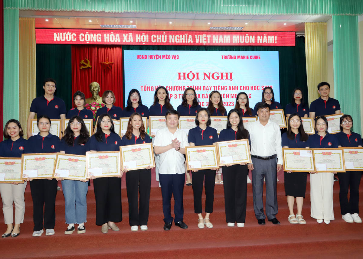 Lãnh đạo huyện Mèo Vạc trao Giấy khen cho các thầy, cô giáo Trường Marie Curie tham gia dự án hỗ trợ dạy tiếng Anh.