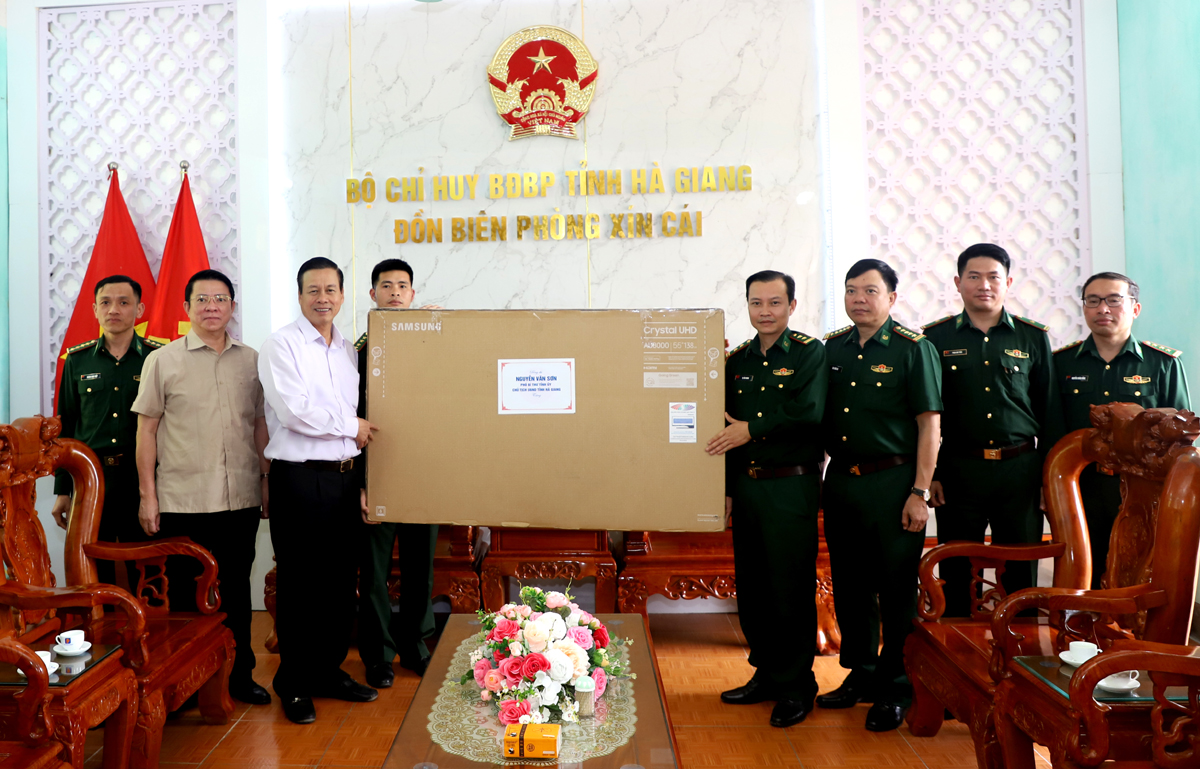 Chủ tịch UBND tỉnh Nguyễn Văn Sơn tặng quà cán bộ, chiến sỹ Đồn Biên phòng Xín Cái.