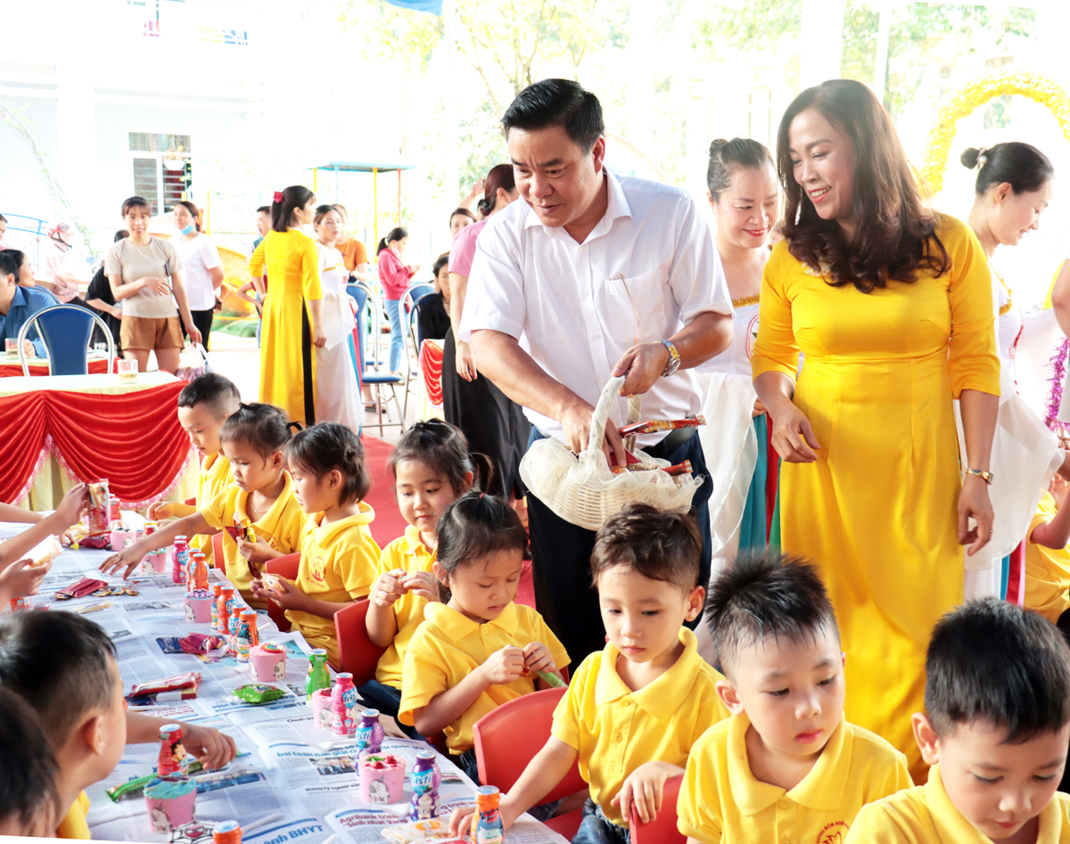 Phó Chủ tịch Thường trực UBND tỉnh Hoàng Gia Long vui Tết Thiếu nhi với học sinh Trường Mầm non xã Ngọc Đường.