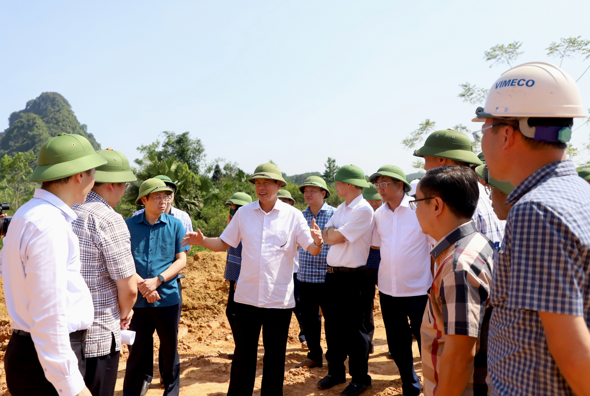 Chủ tịch UBND tỉnh Nguyễn Văn Sơn chỉ đạo việc chuẩn bị lễ khởi công tại khu vực triển khai dự án thuộc địa phận thôn Tự Lập, thị trấn Vĩnh Tuy.