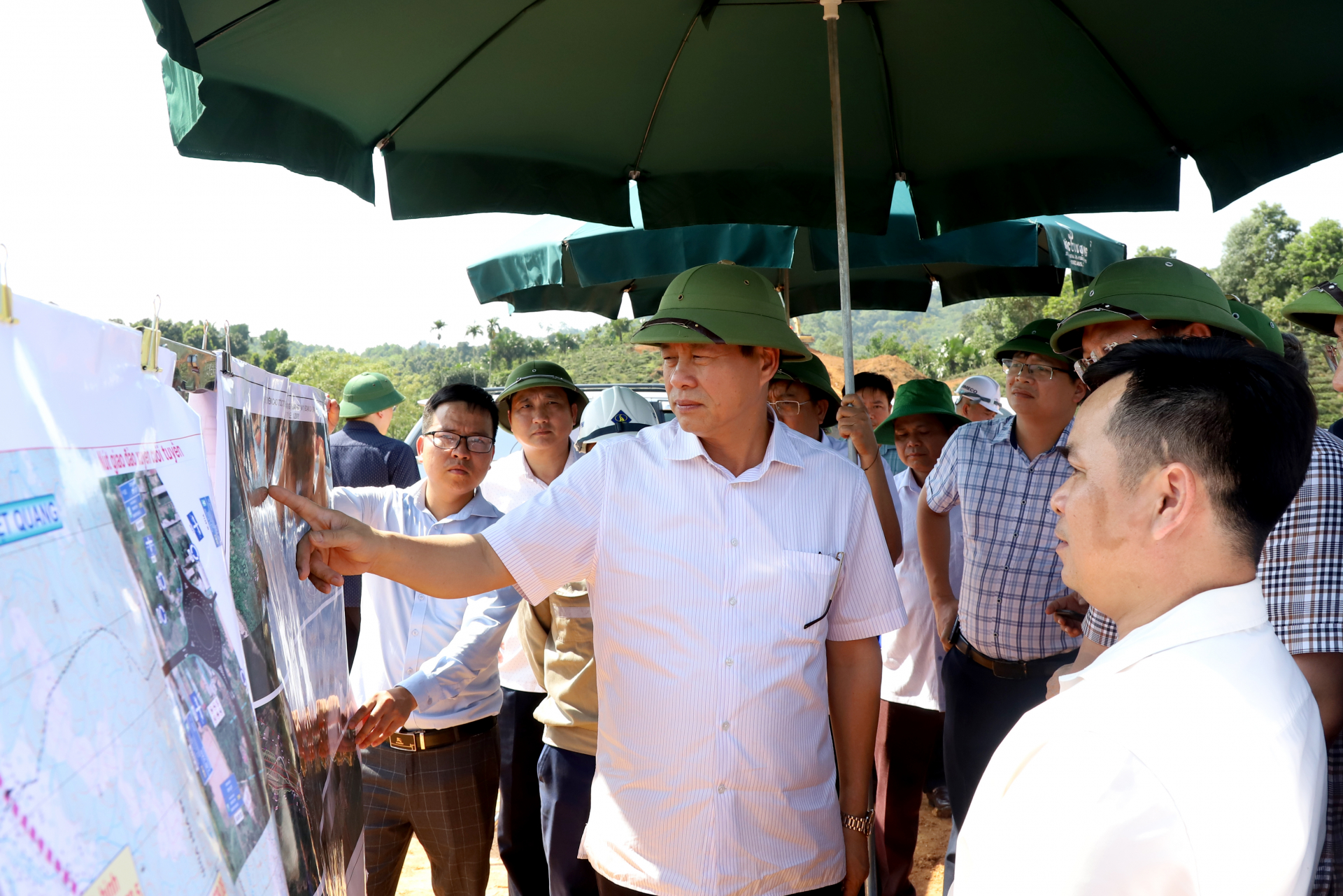 Chủ tịch UBND tỉnh Nguyễn Văn Sơn kiểm tra bản đồ hướng tuyến dự án cao tốc Tuyên Quang - Hà Giang.