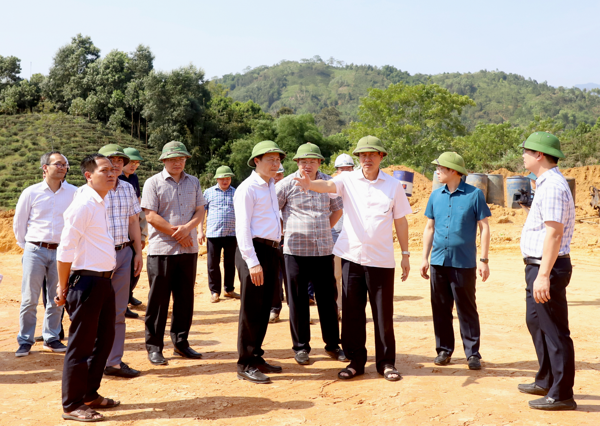 Chủ tịch UBND tỉnh Nguyễn Văn Sơn chỉ đạo đơn vị thi công tập trung máy móc, nhân lực để triển khai dự án.
