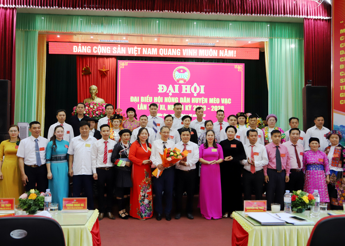 Lãnh đạo Hội Nông dân tỉnh và huyện tặng hoa chúc mừng BCH Hội Nông dân huyện Mèo Vạc, nhiệm kỳ 2023 – 2028.