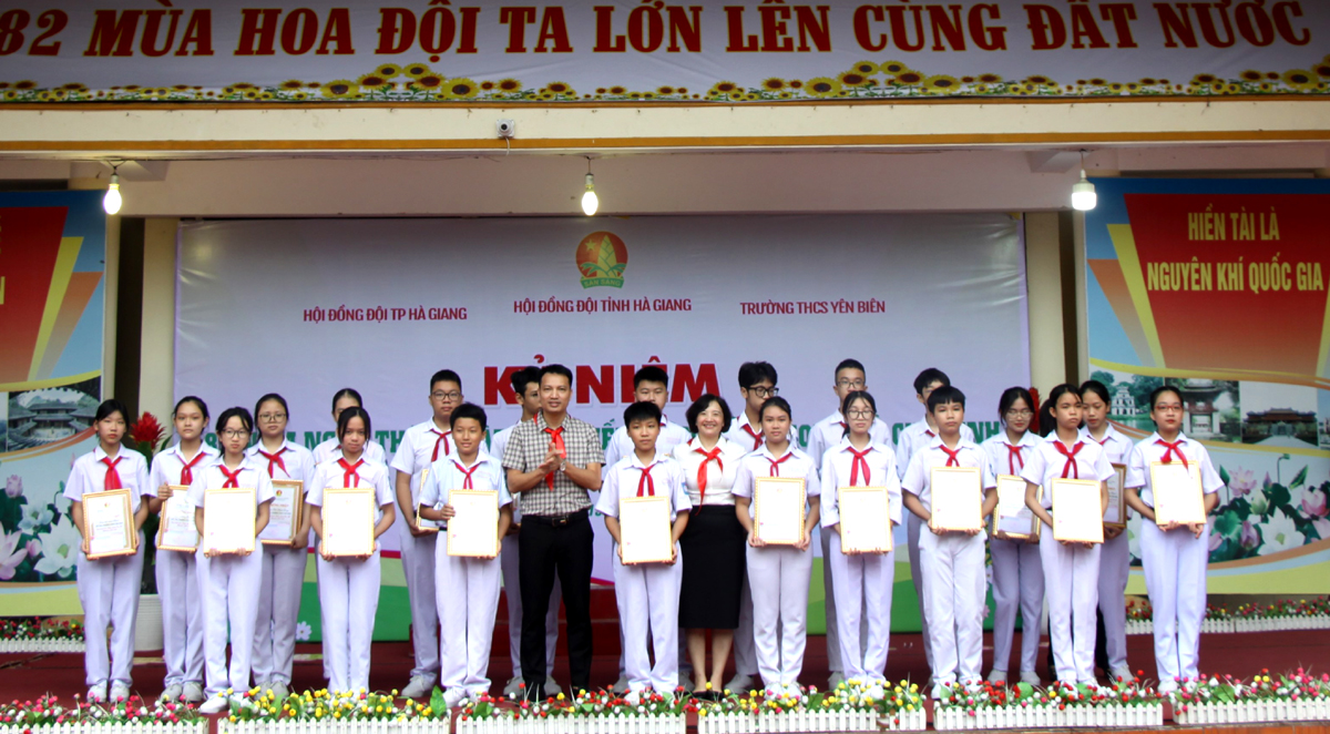 Các em đội viên tiêu biểu Trường THCS Yên Biên được nhận khen thưởng vì có nhiều đóng góp trong công tác Đội 
