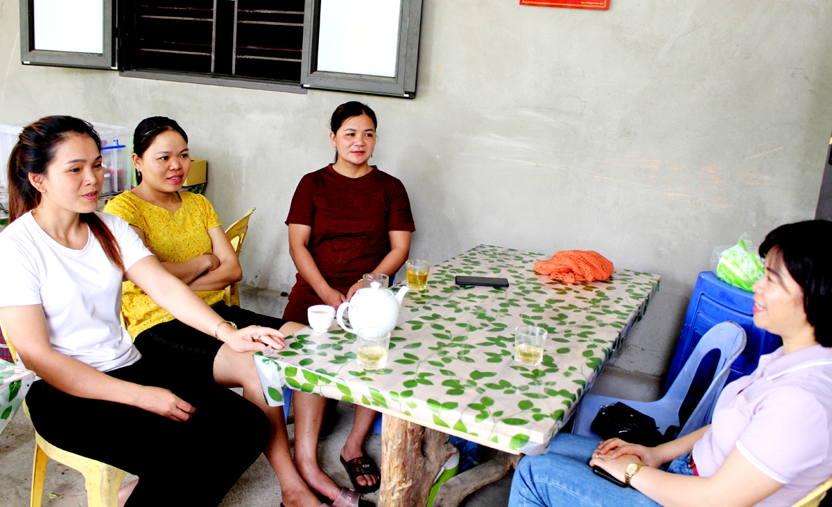 Hội phụ nữ xã Yên Định (Bắc Mê) vận động hội viên tham gia học lớp cảm tình Đảng.
