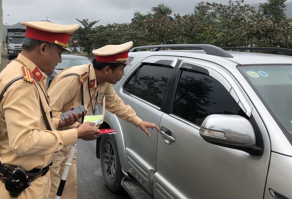 Với quy định hiện nay, người ngồi ghế sau trên ô tô nếu không thắt dây an toàn cũng bị phạt tiền