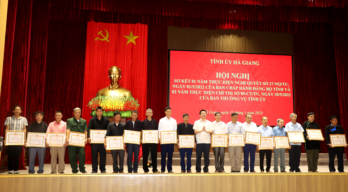 Trưởng ban Dân vận Tỉnh ủy Trần Mạnh Lợi tặng Bằng khen của Tỉnh ủy cho các cá nhân có thành tích xuất sắc.

