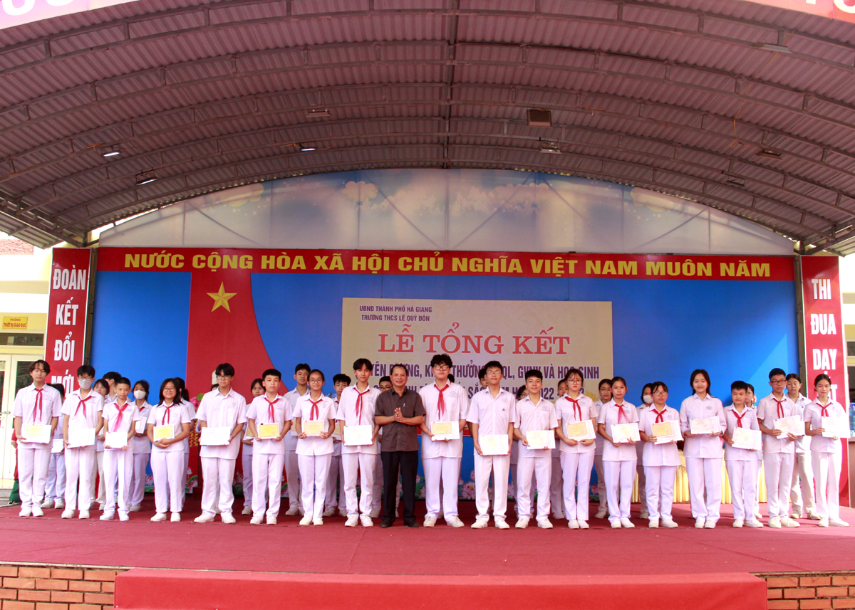 Chủ tịch UBND Thành phố Hà Giang trao thưởng các em học sinh đoạt giải cao kỳ thi học sinh giỏi các cấp.
