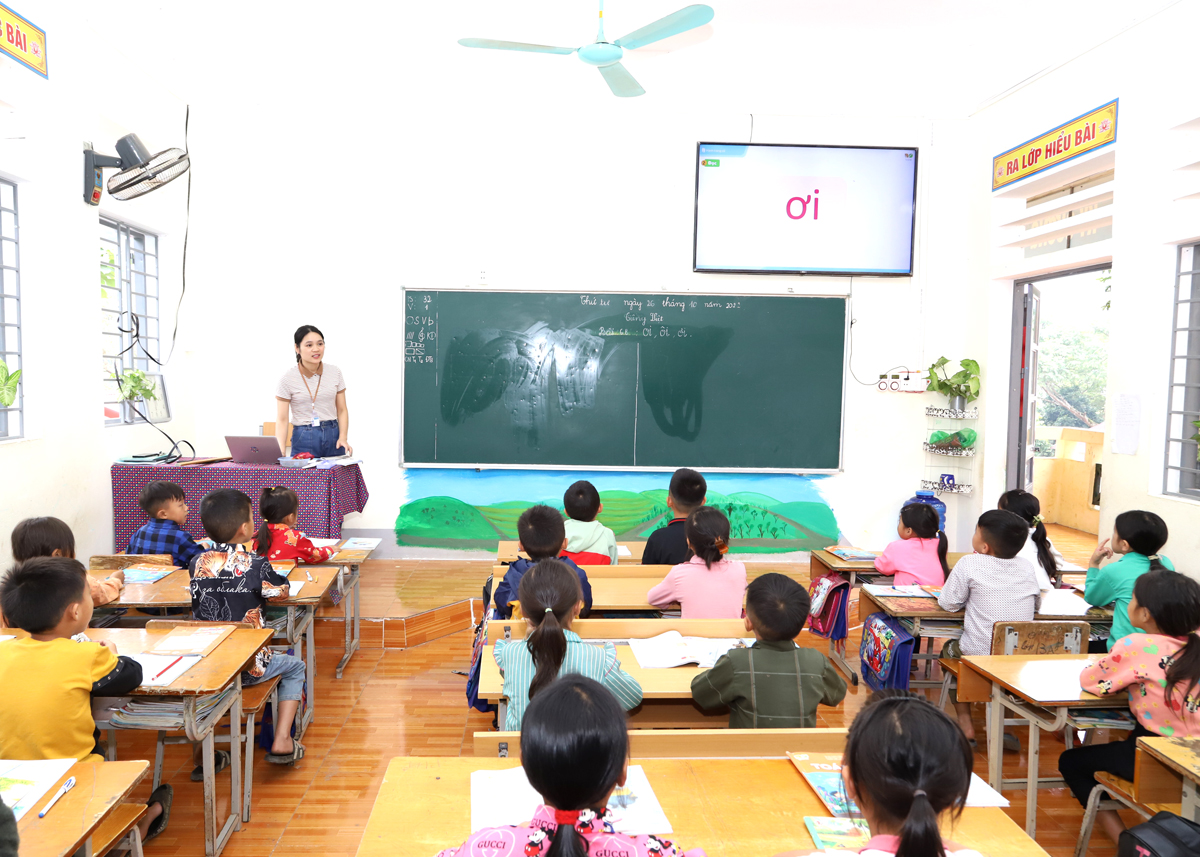 Cô và trò lớp 3B Trường PTDTBT Tiểu học Tát Ngà trong giờ học môn tiếng Việt. 
