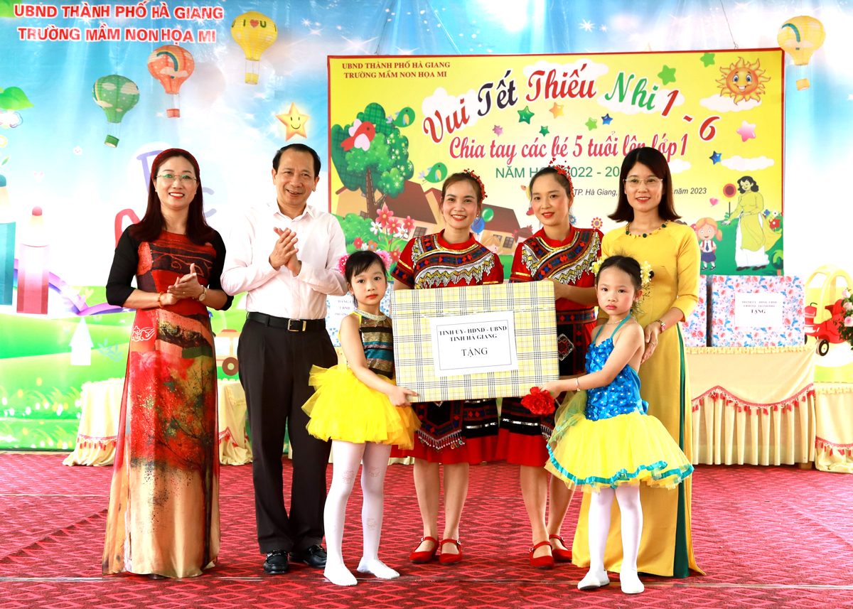 Phó Chủ tịch UBND tỉnh Trần Đức Quý tặng quà cho các cháu thiếu nhi Trường Mầm non Họa Mi.
