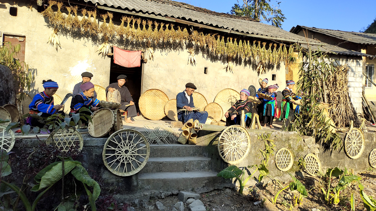 Các nghệ nhân xã Sính Lủng (Đồng Văn) tái hiện nghề đan lát truyền thống trong Ngày hội văn hóa dân tộc Cờ Lao.
