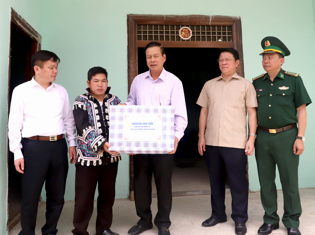 Chủ tịch UBND tỉnh Nguyễn Văn Sơn tặng quà động viên người dân thôn Mè Nắng, xã Xín Cái.