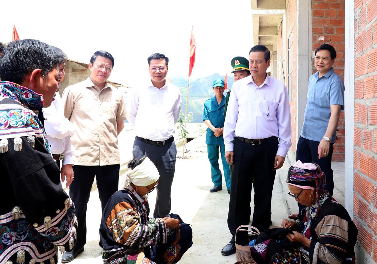 Chủ tịch UBND tỉnh Nguyễn Văn Sơn thăm hỏi đời sống người dân thôn Mè Nắng, xã Xín Cái.
