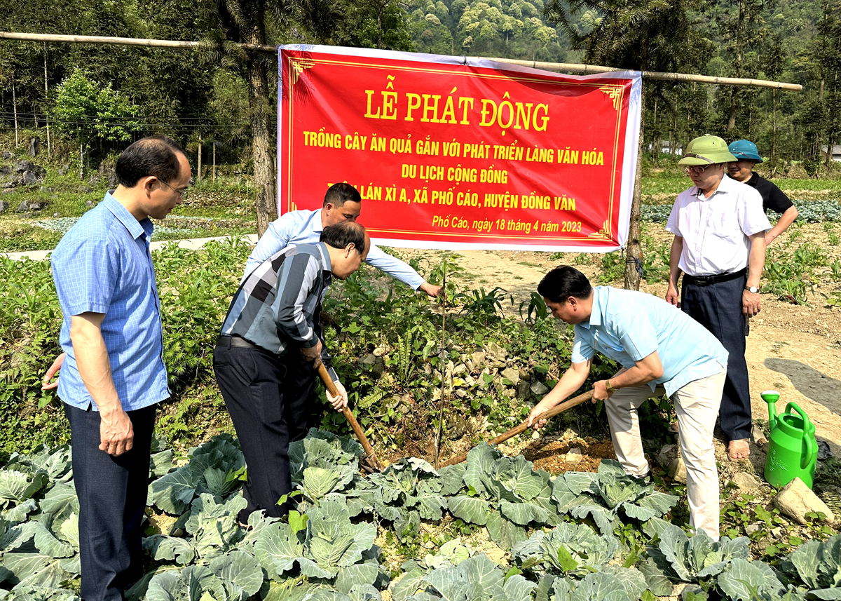 Lãnh đạo huyện Đồng Văn hưởng ứng phát động trồng cây ăn quả gắn với phát triển du lịch cộng đồng tại thôn Lán Xì A, xã Phố Cáo.