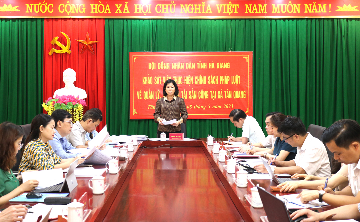 Đoàn giám sát HĐND tỉnh làm việc tại xã Tân Quang.
