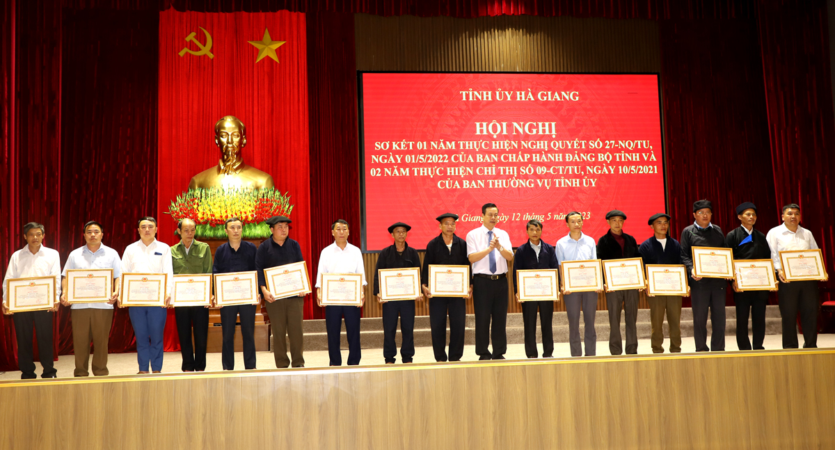 Chủ tịch UBND tỉnh Nguyễn Văn Sơn tặng Bằng khen của Tỉnh ủy cho các cá nhân có thành tích xuất sắc.

