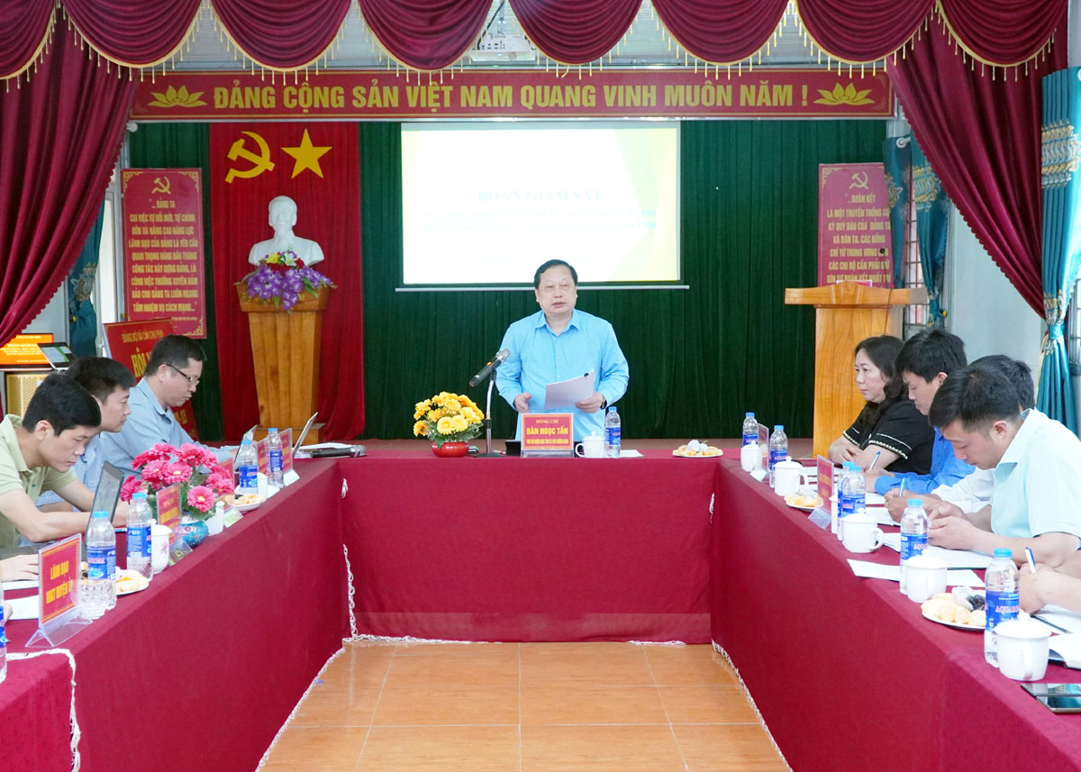 Đoàn giám sát làm việc với xã Cán Chu Phìn.