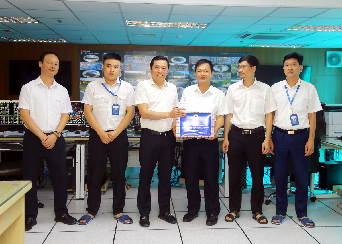 Đoàn công tác Tổng Công ty Điện lực miền Bắc tặng quà cho CBCNV Phòng điều hành của Công ty Điện lực Hà Giang.