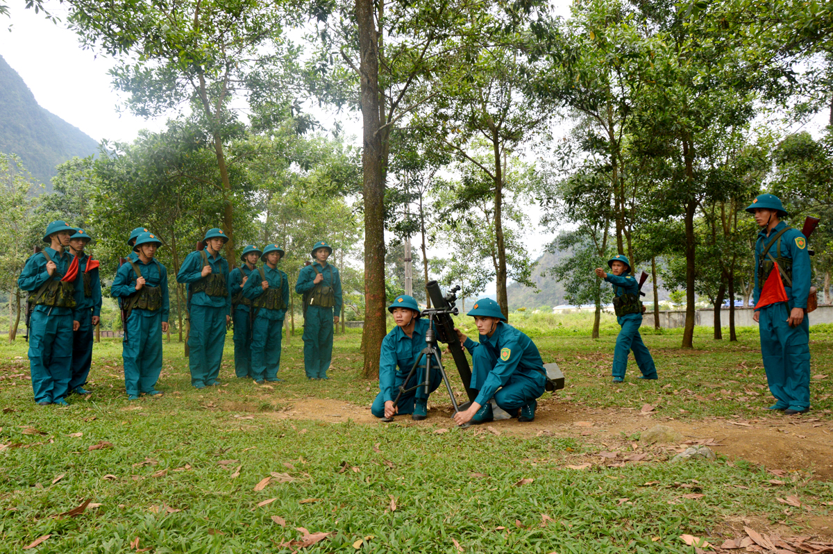 Trung đội Dân quân cối 82 Ban Chỉ huy Quân sự thành phố Hà Giang huấn luyện sẵn sàng chiến đấu.

