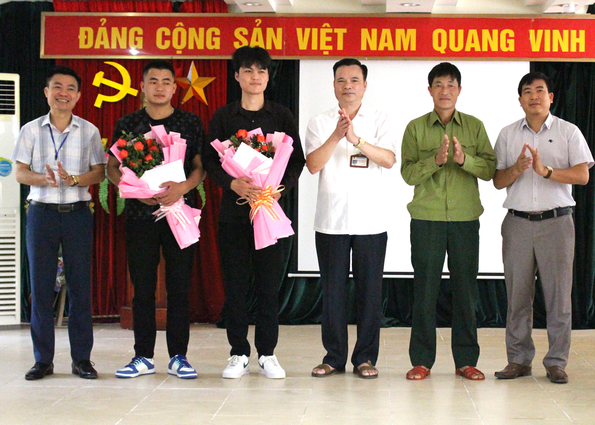 Lãnh đạo Trường Cao đẳng KT&CN và lãnh đạo Công ty TNHH xuất, nhập khẩu và Phát triển nhân lực Việt Anh tặng hoa cho các em học sinh đi làm việc tại Nhật Bản.