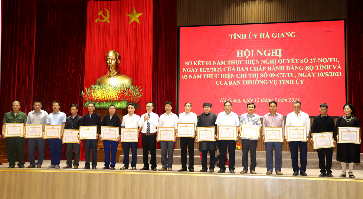 Phó Bí thư Thường trực Tỉnh ủy Thào Hồng Sơn tặng Bằng khen của Tỉnh ủy cho các tập thể có thành tích xuất sắc.

