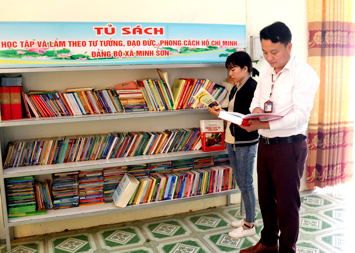 Cán bộ, đảng viên tiếp cận sách tại “Tủ tài liệu Chi bộ” và “Tủ sách học tập và làm theo tư tưởng, đạo đức, phong cách Hồ Chí Minh”.

