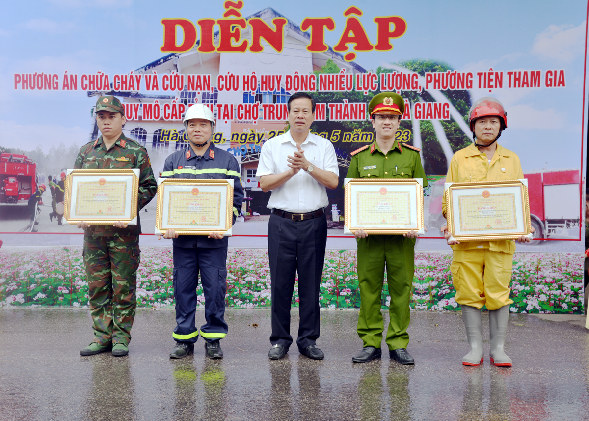 Chủ tịch UBND tỉnh Nguyễn Văn Sơn tặng Bằng khen cho các tập thể có thành tích xuất sắc trong công tác tổ chức diễn tập phương án chữa cháy và CNCH cấp tỉnh.