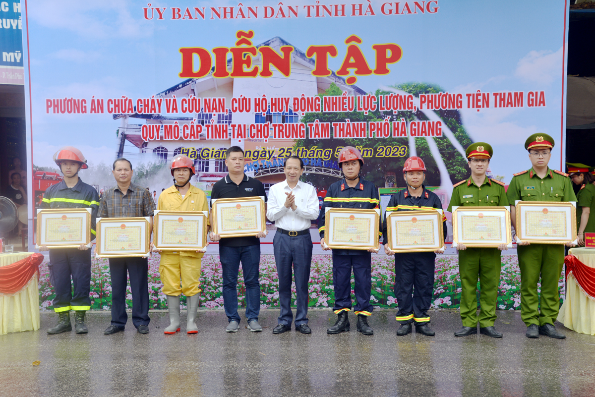 Phó Chủ tịch UBND tỉnh Trần Đức Quý tặng Bằng khen của Chủ tịch UBND tỉnh cho các cá nhân có thành tích xuất sắc trong công tác tổ chức diễn tập phương án chữa cháy và CNCH cấp tỉnh.