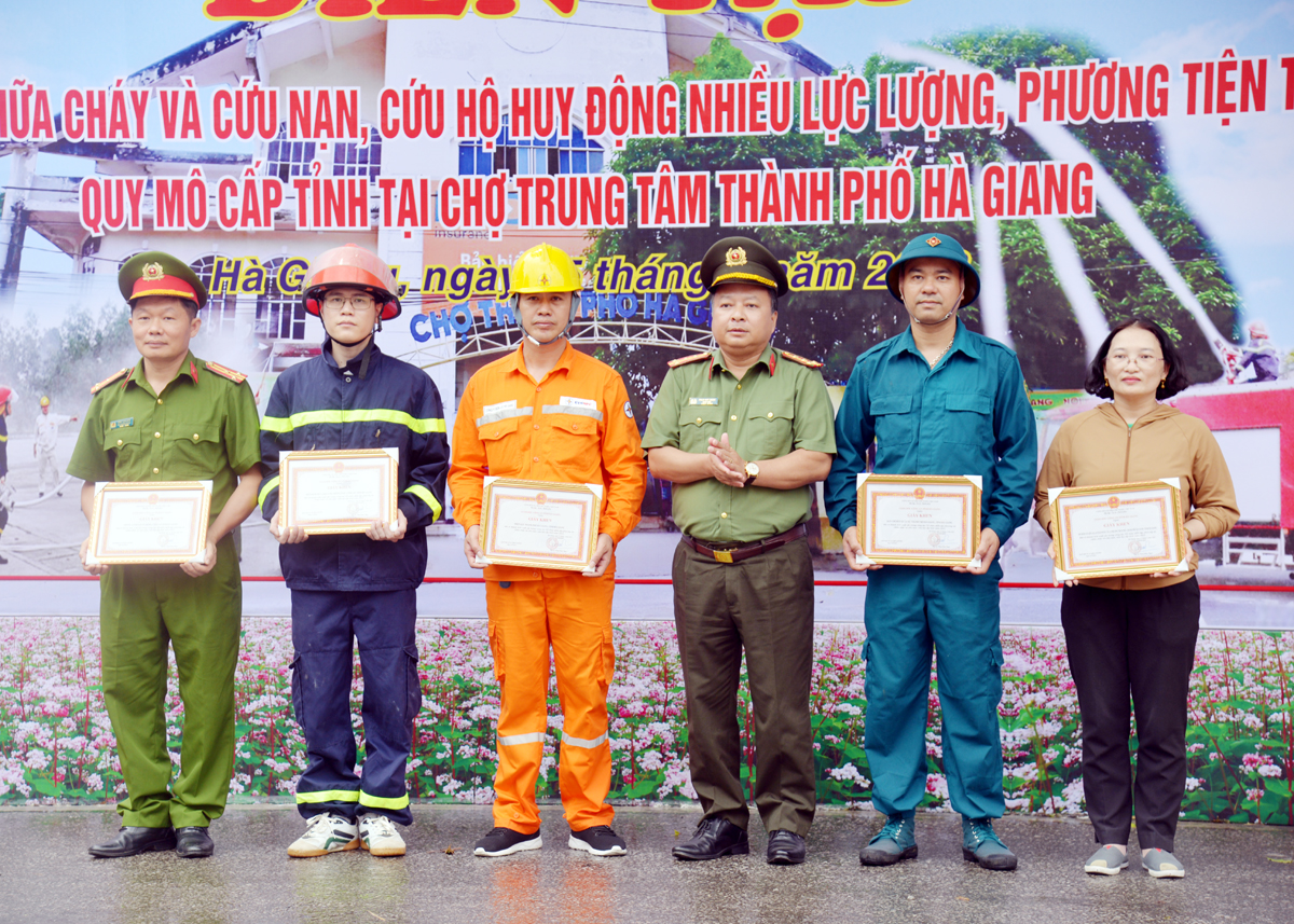 Đại tá Phan Huy Ngọc, Giám đốc Công an tỉnh tặng Giấy khen cho các tập thể có thành tích xuất sắc trong công tác tổ chức diễn tập phương án chữa cháy và CNCH cấp tỉnh.