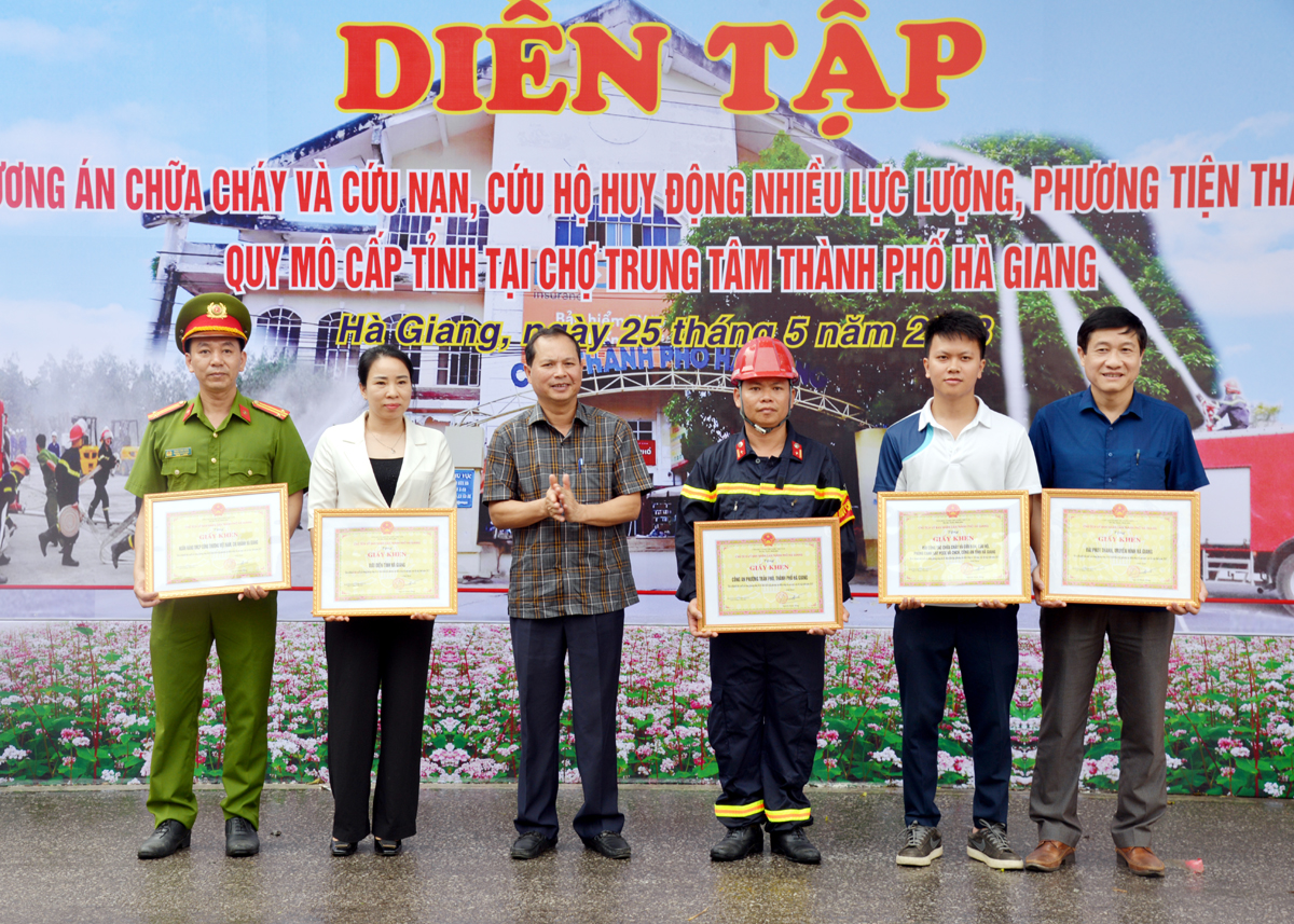 Lãnh đạo UBND thành phố Hà Giang tặng Giấy khen cho các tập thể có thành tích xuất sắc trong công tác tổ chức diễn tập phương án chữa cháy và CNCH cấp tỉnh.