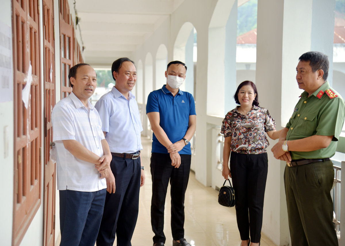 Đoàn kiểm tra Hội đồng thi nâng ngạch công chức kiểm tra tại địa điểm thi Trường THPT Chuyên tỉnh Hà Giang.
