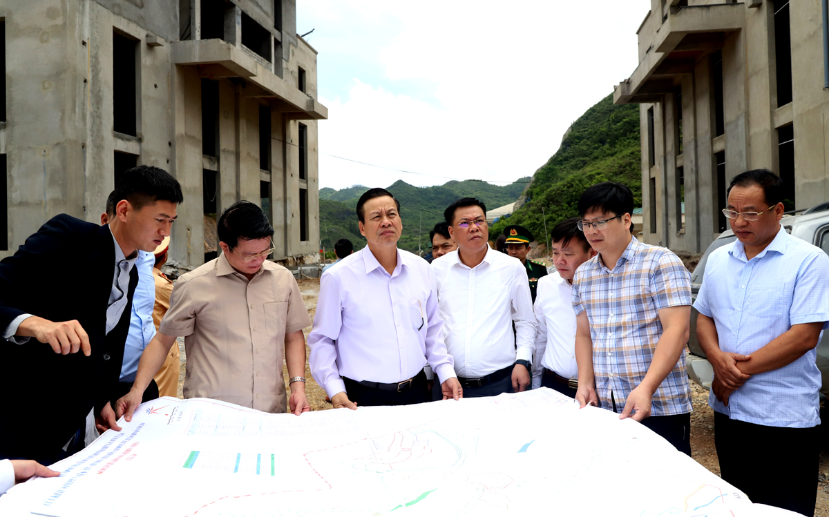 Chủ tịch UBND tỉnh Nguyễn Văn Sơn kiểm tra bản đồ khu vực cửa khẩu Săm Pun.