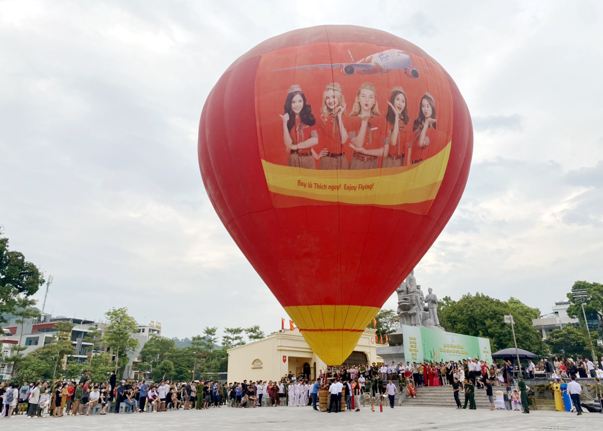 Một chiếc khinh khí cầu trong lần bay thử nghiệm tại thành phố Hà Giang năm 2022 (Ảnh: Xuân Phúc)