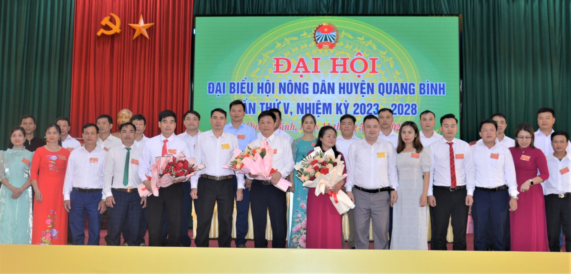 Lãnh đạo huyện Quang Bình và Hội Nông dân tỉnh tặng hoa chúc mừng BCH Hội Nông dân huyện Quang Bình khóa V, nhiệm kỳ 2023 - 2028.
